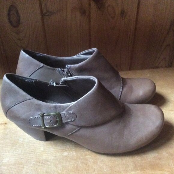 Yuu Tammy Light Brown Leather Upper Stacked Heel Western Ankle Boot Size 8.5M - Picture 10 of 10